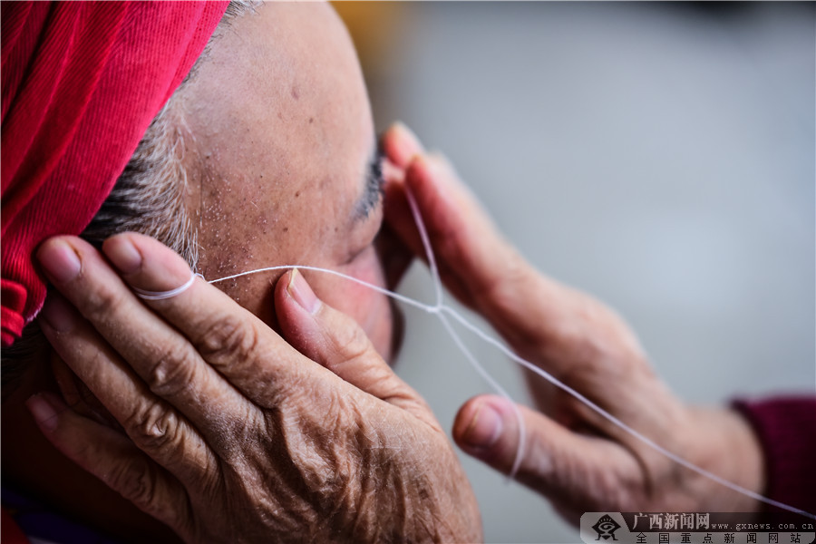 脸谱一根线竟成美容神器南宁开脸老手艺获关注