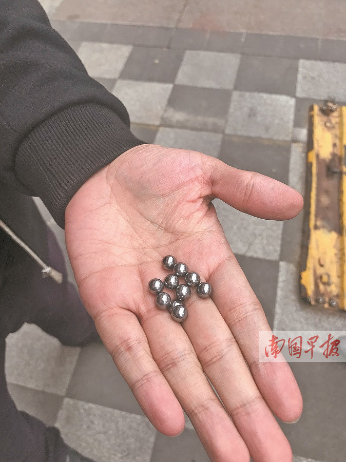 小区沿街铺面遭钢珠袭击 防弹玻璃被打成"蛛网"