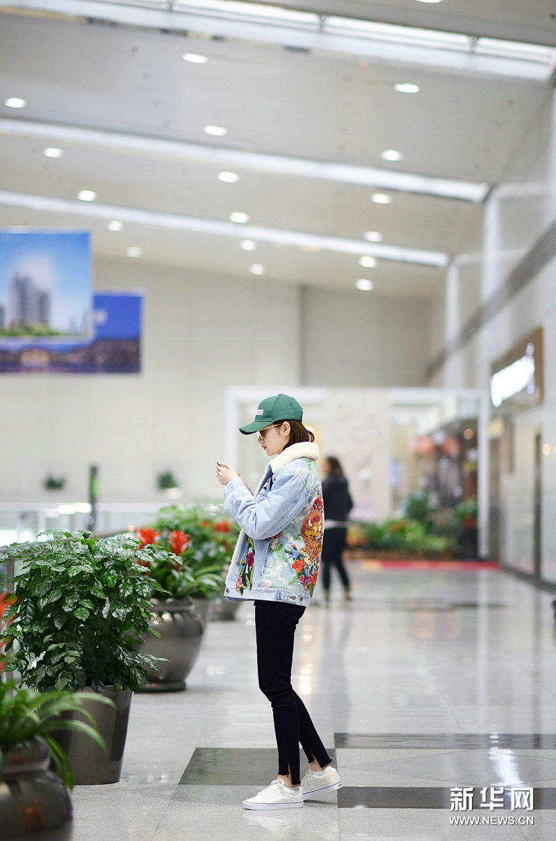 景甜牛仔印花外套现身机场