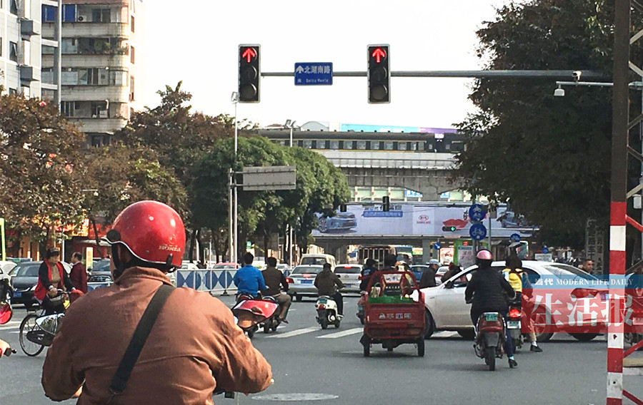 南宁市北湖路一处红绿灯处,不少电动自行车没按照指示灯行驶.