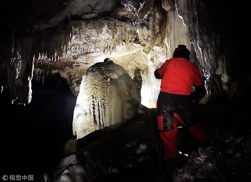 中法科考队广西河池溶洞探险 发现盲鱼盲虾等罕见生物