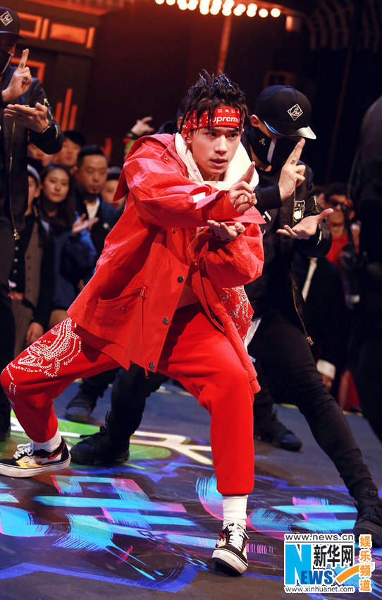 易烊千玺脏辫造型亮眼大秀街舞帅气十足9