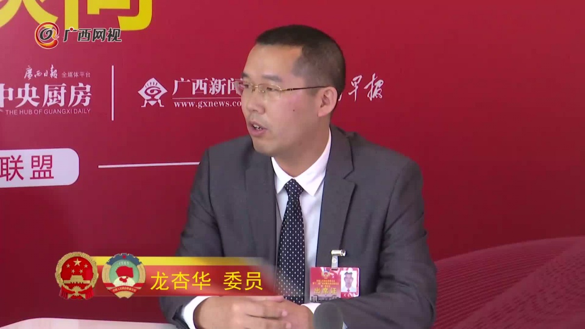 龙杏华委员加大社区公共服务中心投入更好地服务市民