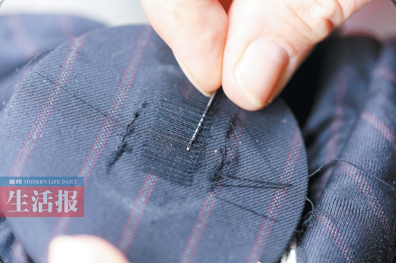 经过两个小时的织补,西服上的破洞被修补好了.