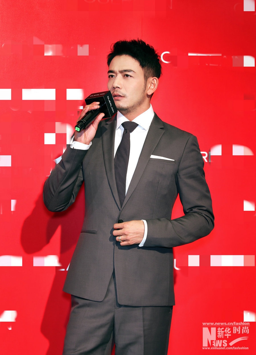 杨烁帅气亮相品牌活动 时尚造型尽显精英魅力