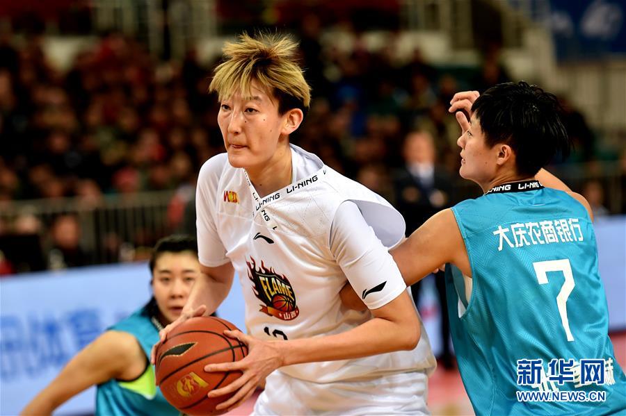 1月29日,山西竹叶青队球员魏伟(中)在比赛中带球突破.