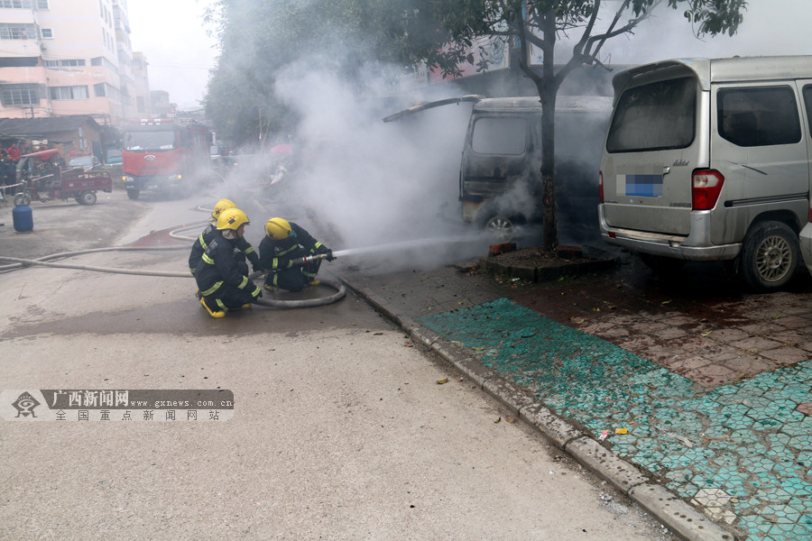 宜州一面包车起火车主泼水灭火不料火势蔓延图