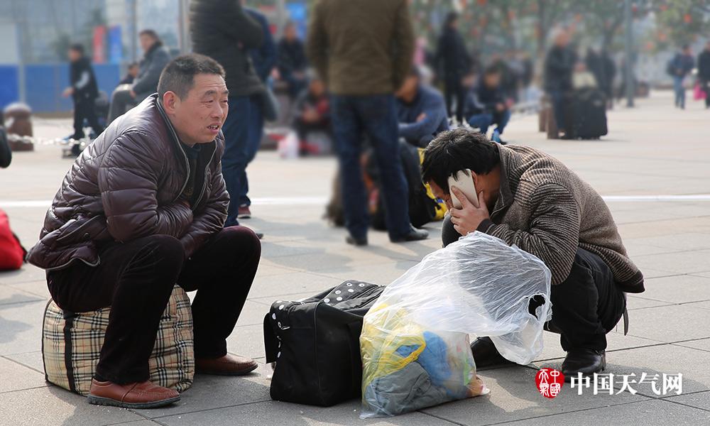 春运将至 聚焦重庆寒风中候车的赶路人
