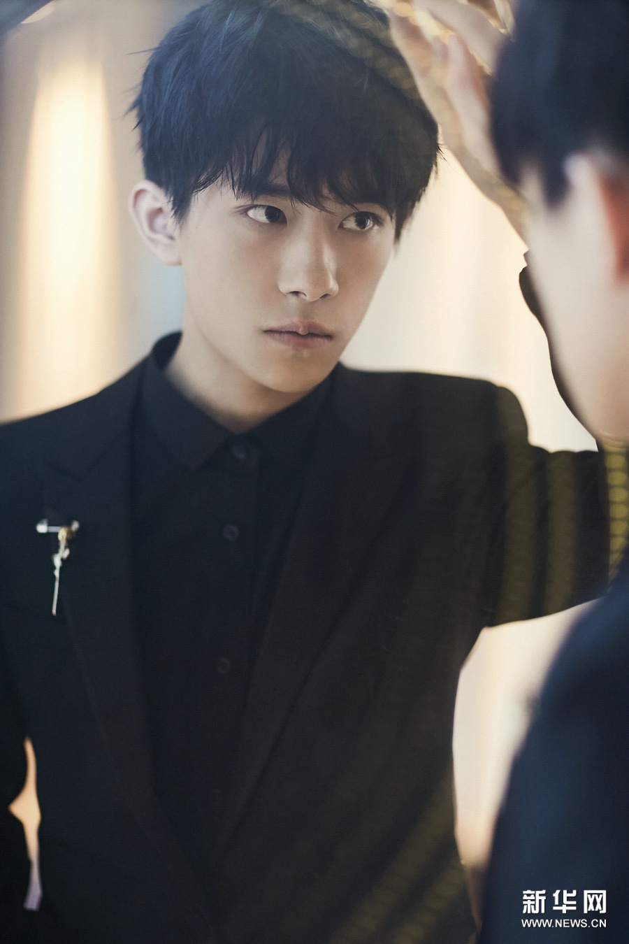 易烊千玺格莱美归来亮相活动显少年绅士风