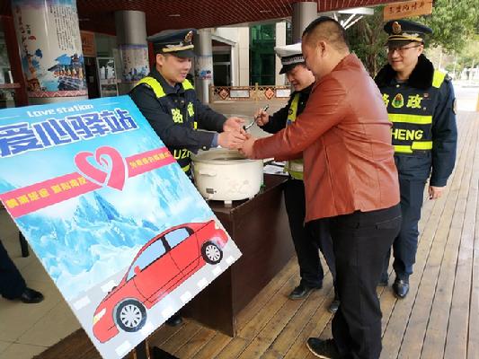 崇左路政执法大队在南友高速路服务区设"爱心驿站"