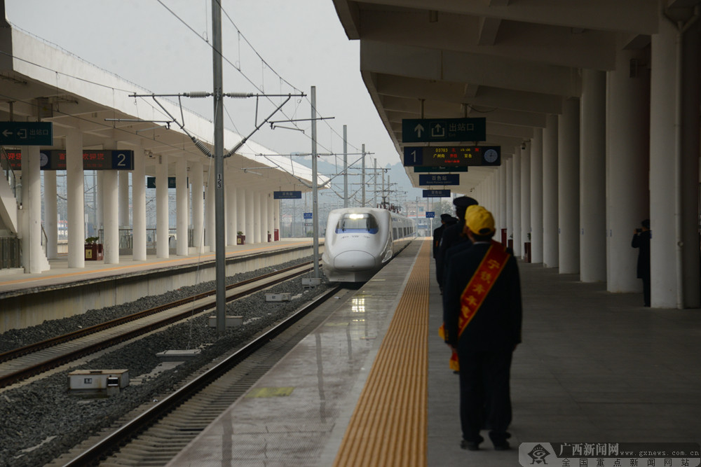 全国首趟精准扶贫零换乘务工专列抵达广西百色