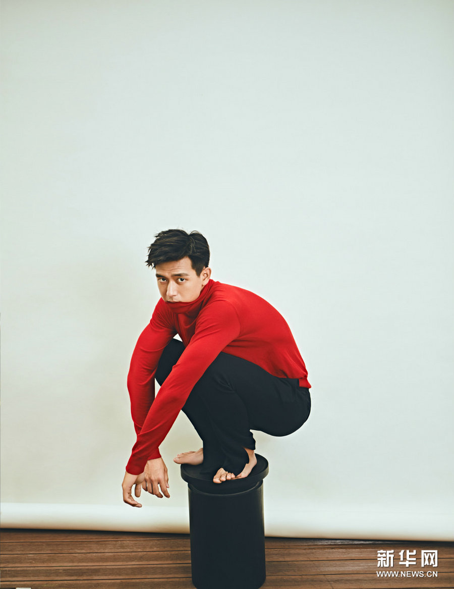 李现新年红衣写真光脚出镜不羁帅气潇洒随性6