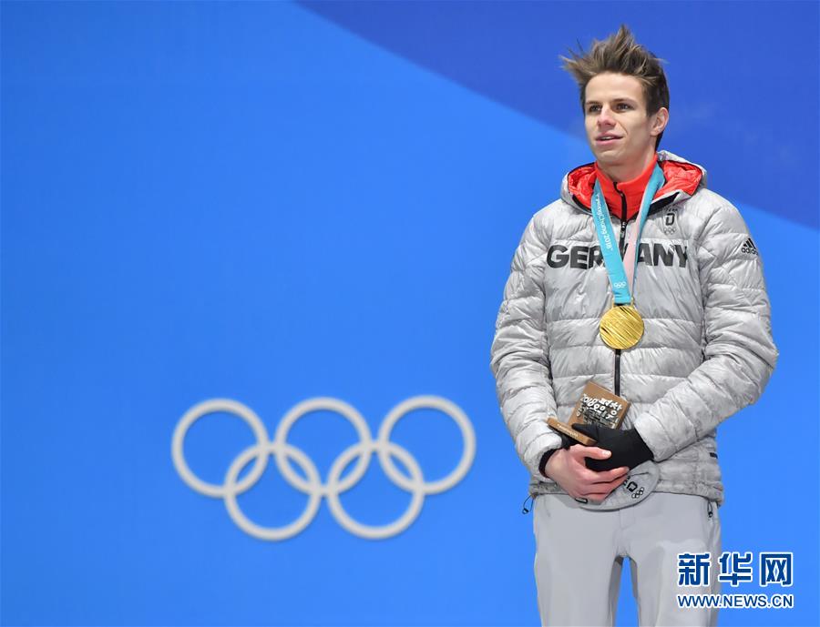 2月11日,获得冠军的德国选手韦林格在颁奖仪式上.