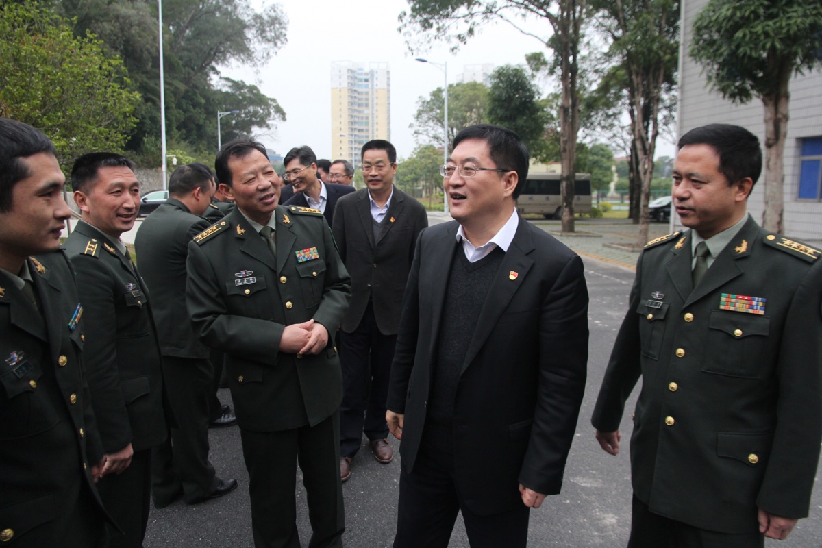 2月12日,市委书记李延强,市长班忠柏等市领导到防城港军分区慰问部队