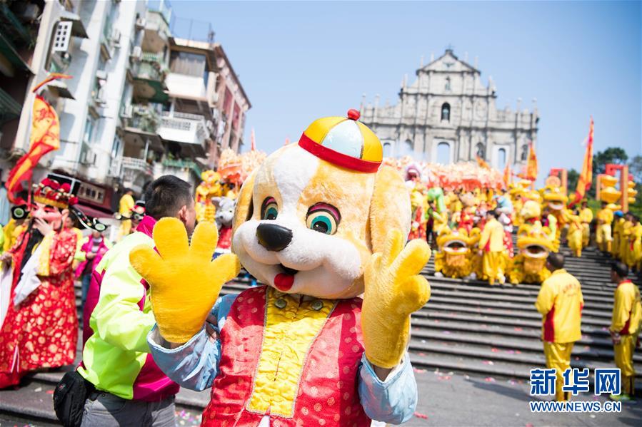 2月16日,演员打扮成卡通狗参加巡游活动.