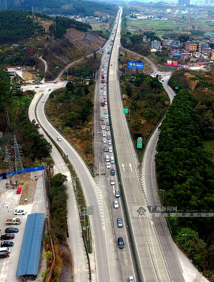 (高东风)广西新闻网河池2月21日讯 2月21日,汕昆高速公路金城江往柳州