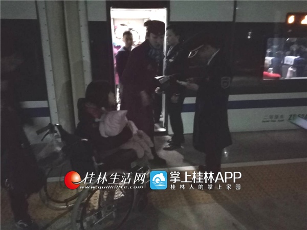 3岁女孩动车上发烧 全身抽搐不停咬舌头