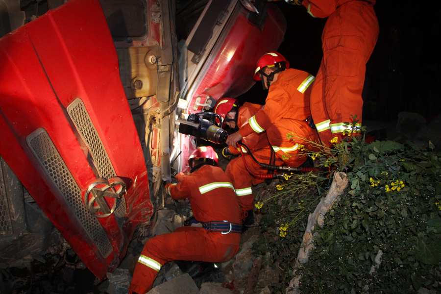 东兰一辆大货车发生侧翻 警民联手救出司机(图)