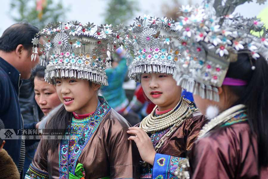 三江举行传统坡会 苗族青年身着盛装出席(组图)|手机广西网
