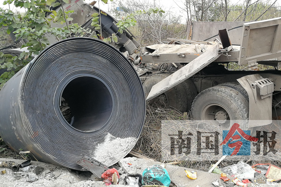 事故现场,钢材运输拖车上滚落的卷钢,每卷有20多吨重.记者卿要林 摄