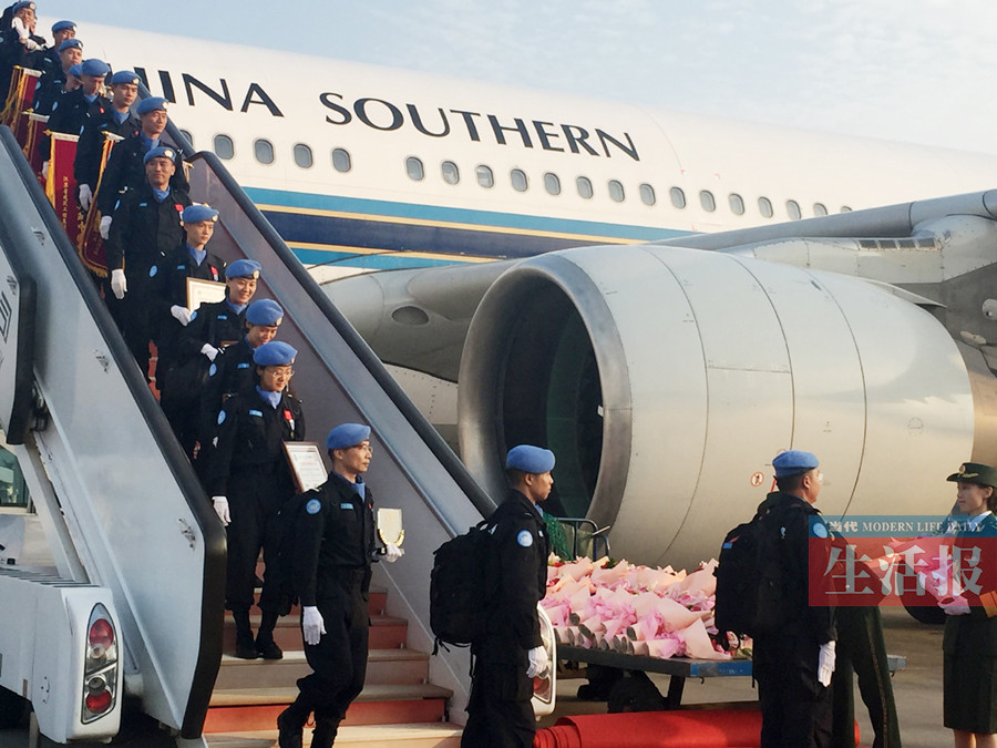 广西"蓝盔战士"载誉归来 是现实版"战狼"(图)