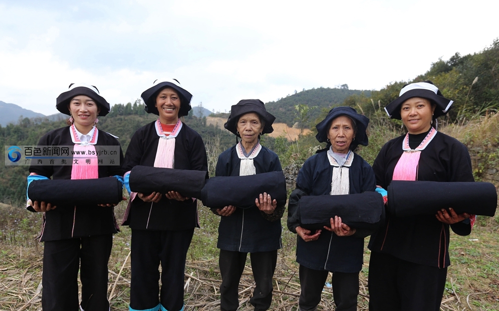 百色:瑶族群众蓝靛染布工艺染出美好生活(组图) (18)