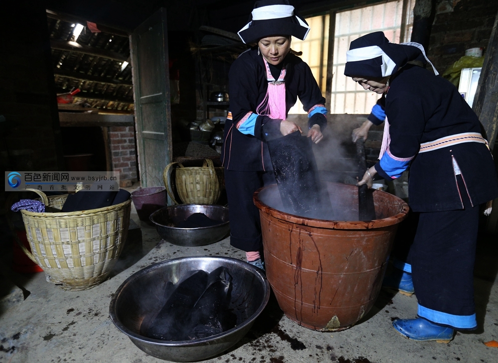 百色:瑶族群众蓝靛染布工艺染出美好生活(组图)
