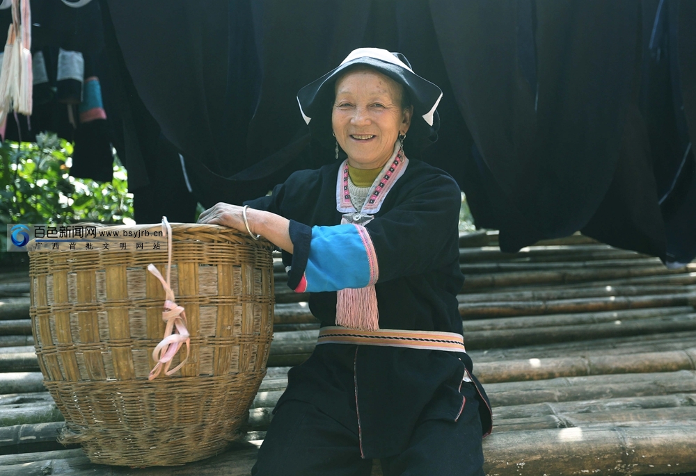 百色瑶族群众蓝靛染布工艺染出美好生活组图