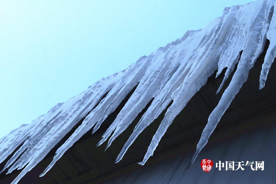 哈尔滨:回暖不见暖 雪融凝冻成冰溜寒冬仍在