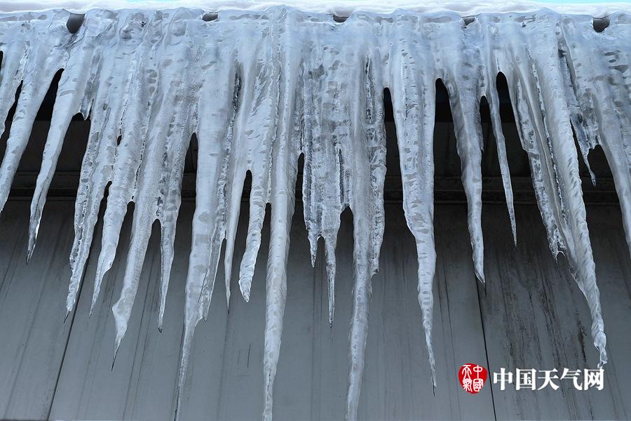 哈尔滨:回暖不见暖 雪融凝冻成冰溜寒冬仍在