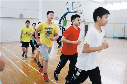 南宁初中校园来了个小巨人