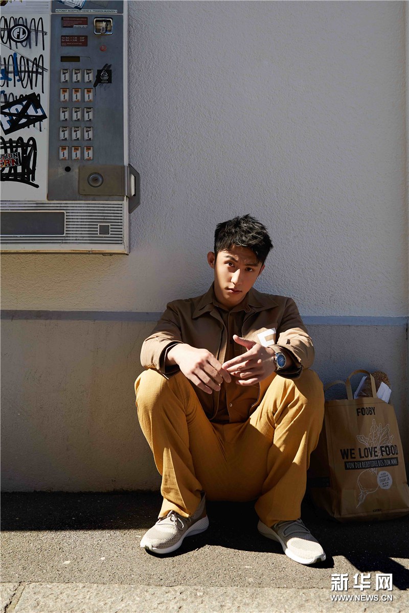 黄景瑜街拍大片曝光街头风尽显少年感3