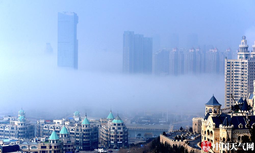 航拍大连雾气缭绕 城市仿若海市蜃楼