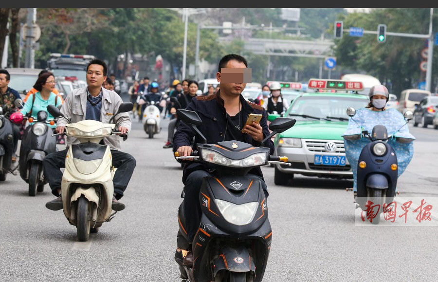 开车玩手机致事故频发 马路低头族