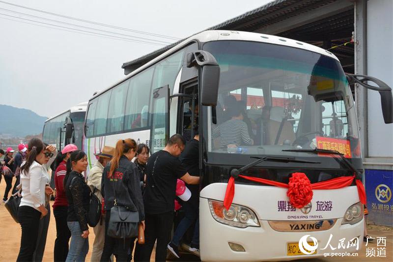 广西平乐:旅游大巴无缝对接平阳航线