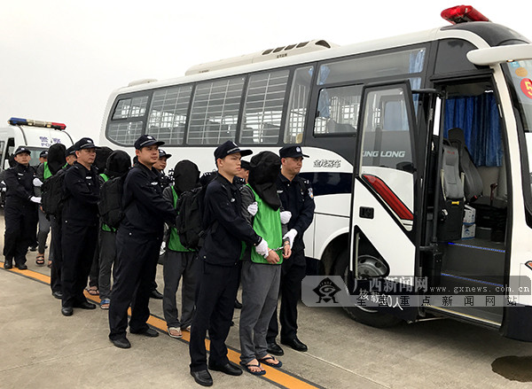 29名台湾诈骗犯罪嫌疑人被广西公安押解回国(图)