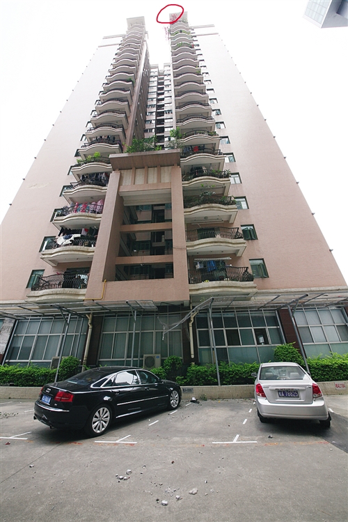 正文4月3日上午,位于金湖广场附近的金碧苑小区c栋楼顶的墙砖突然脱落