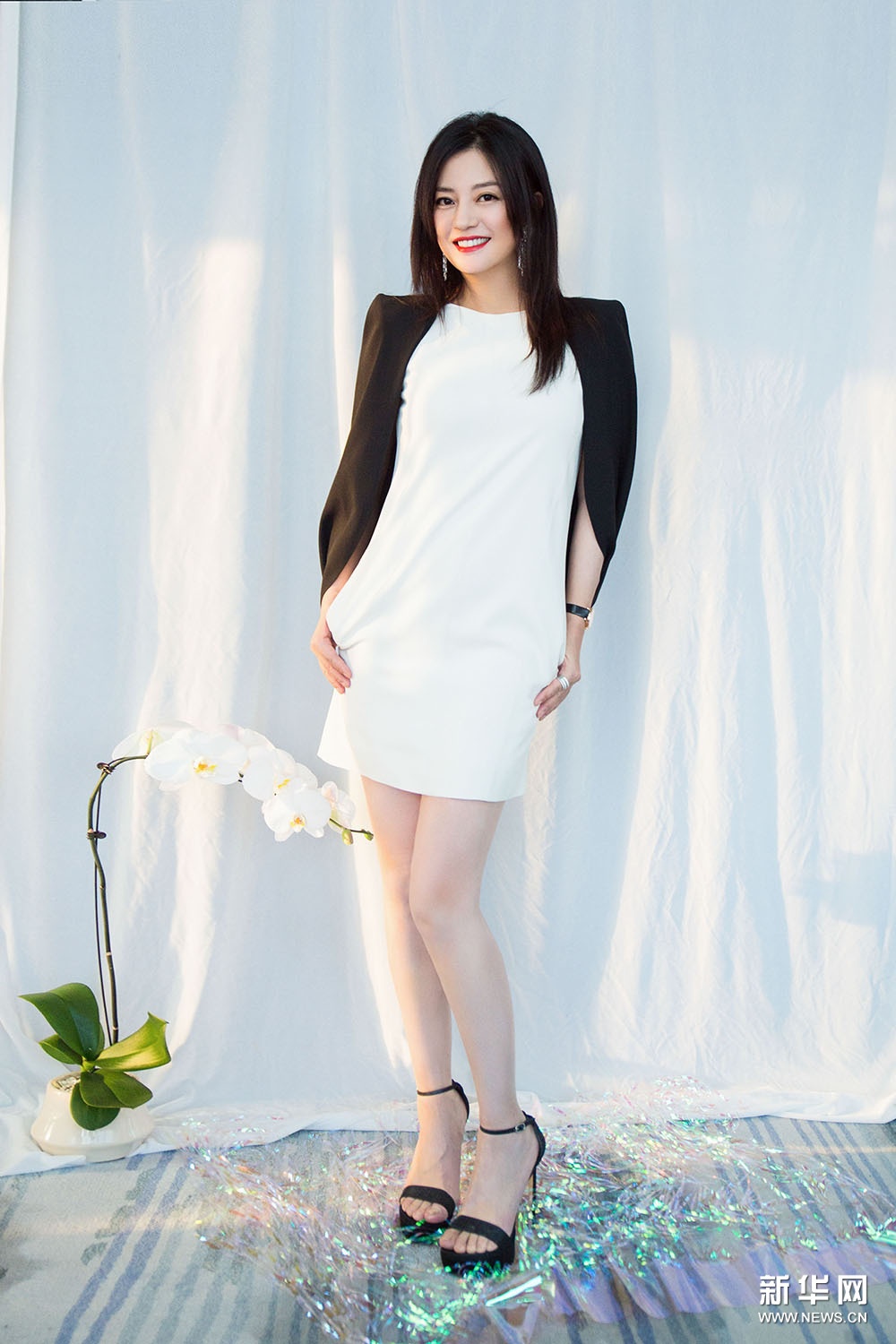 赵薇示范时髦穿搭 黑白拼接优雅得体