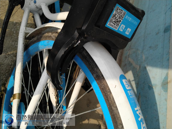 一辆共享单车车锁被锯断.