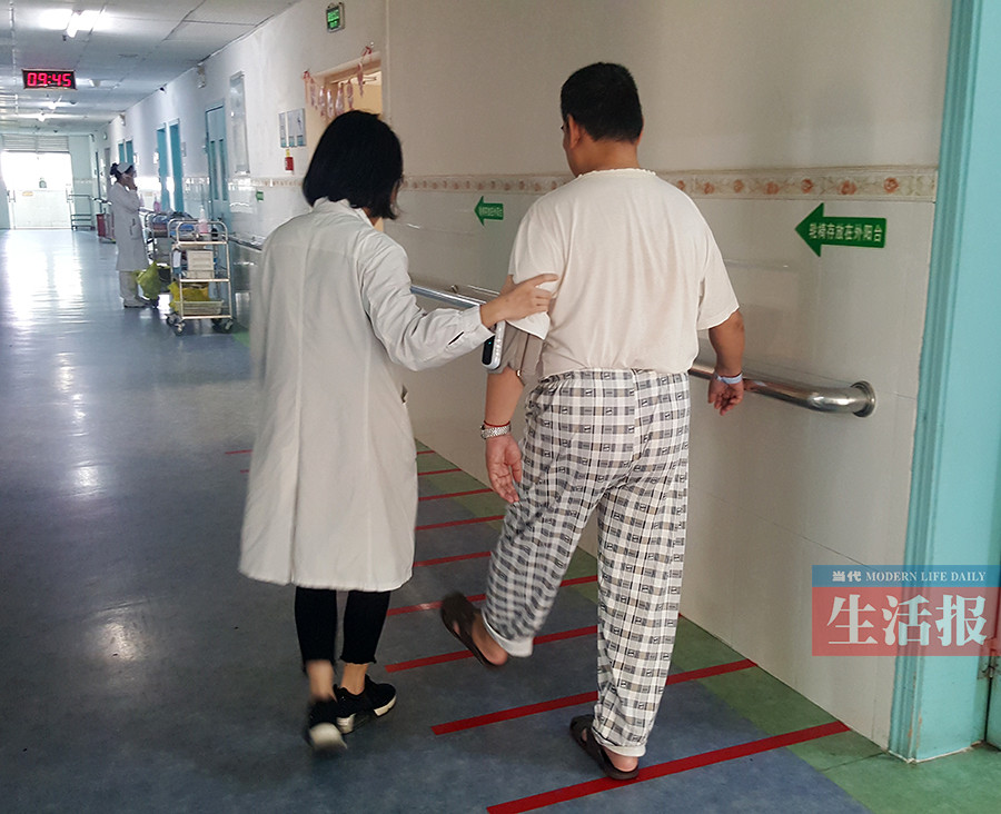 帕金森病患者在进行康复训练.