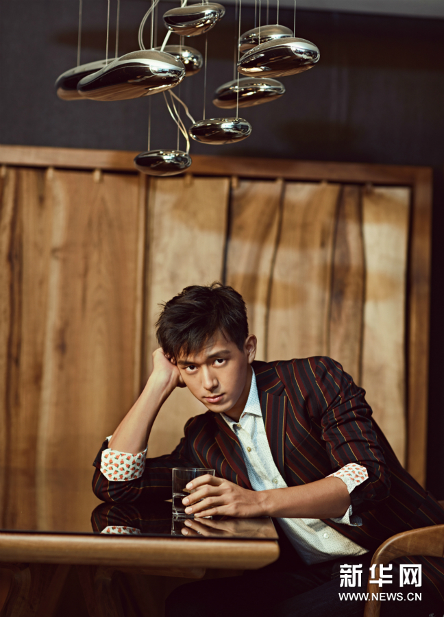 李现春日质感写真复古摩登时尚感十足