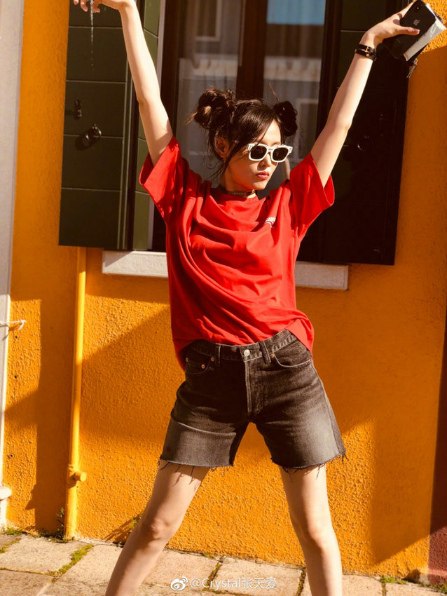 张天爱晒初春写真 丸子头红色上衣俏皮可爱 (5)