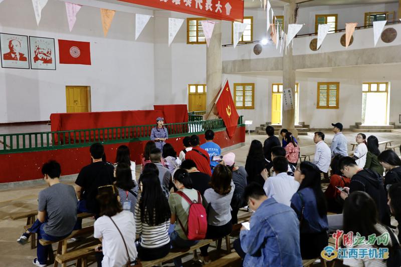 全国融媒体看江西采访团参观中华苏维埃共和国临时中央政府大礼堂