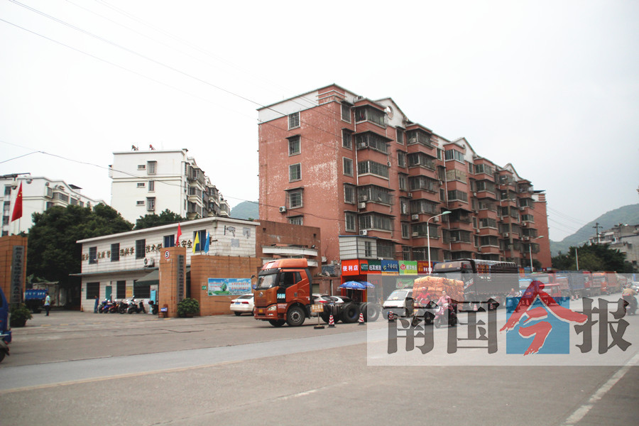 检测站检测,排队车辆经常从检测站门口排到航北路与航银路交叉路口