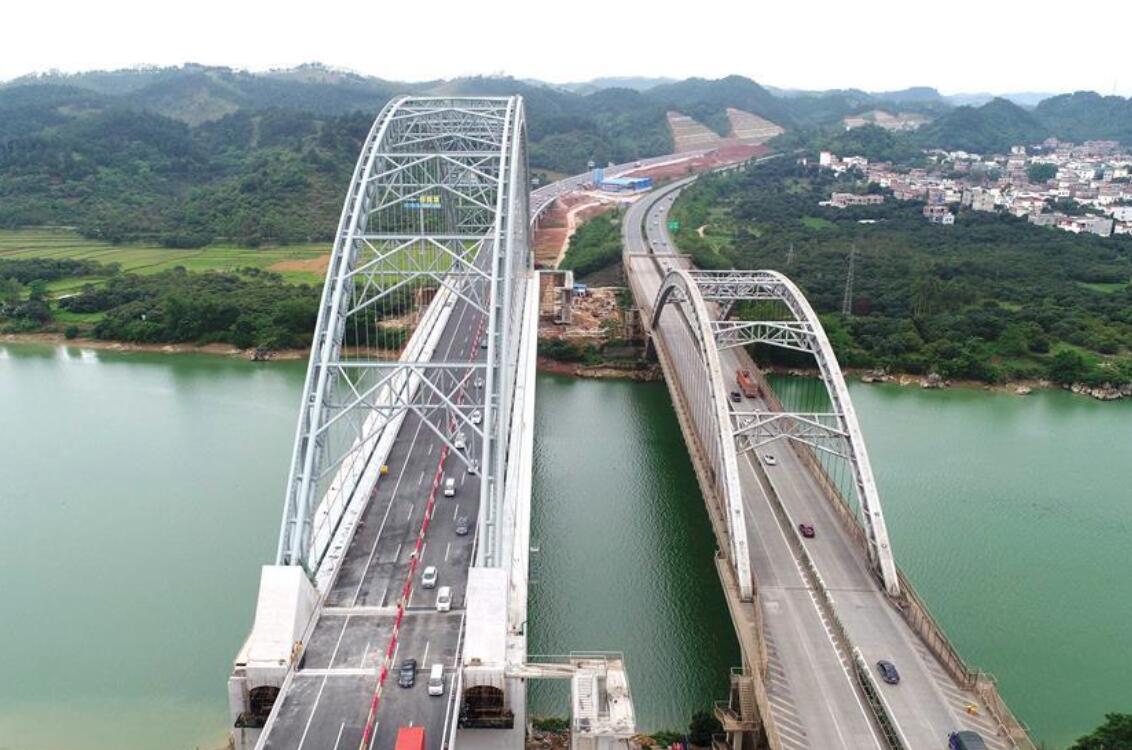 六景郁江特大桥建成通车