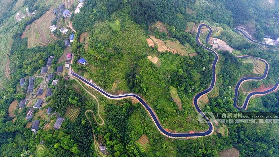 航拍广西龙胜盘山公路 农村公路建设助力乡村振兴(2/8)