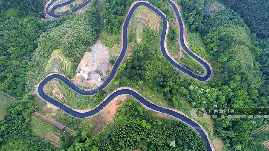 航拍广西龙胜盘山公路 农村公路建设助力乡村振兴(6/8)