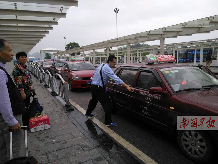 經過整治後,正規出租車排隊在桂林西站廣場拉客.