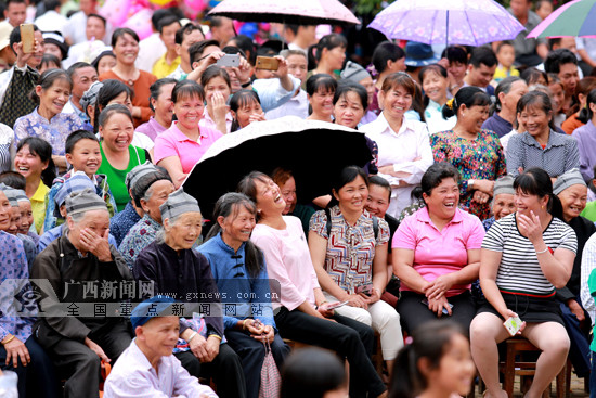 凌云朝里"吼敢"歌圩文化节歌海如潮 群众欢唱山歌