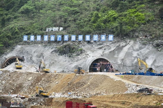 贺巴高速公路大化段建设有序推进